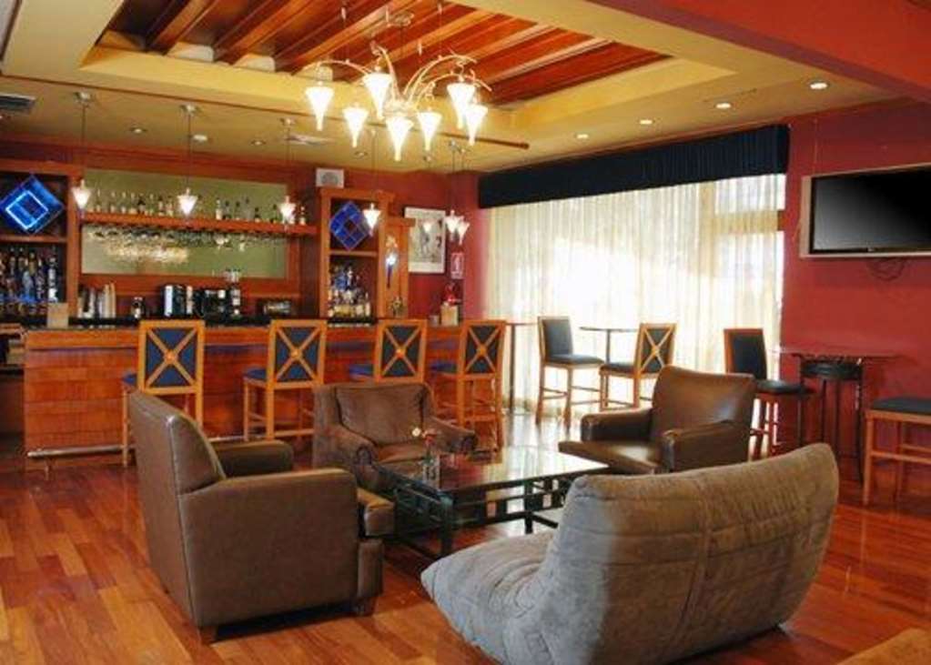 Suites Las Palmas, Hotel & Apartments. Сан-Сальвадор Ресторан фото